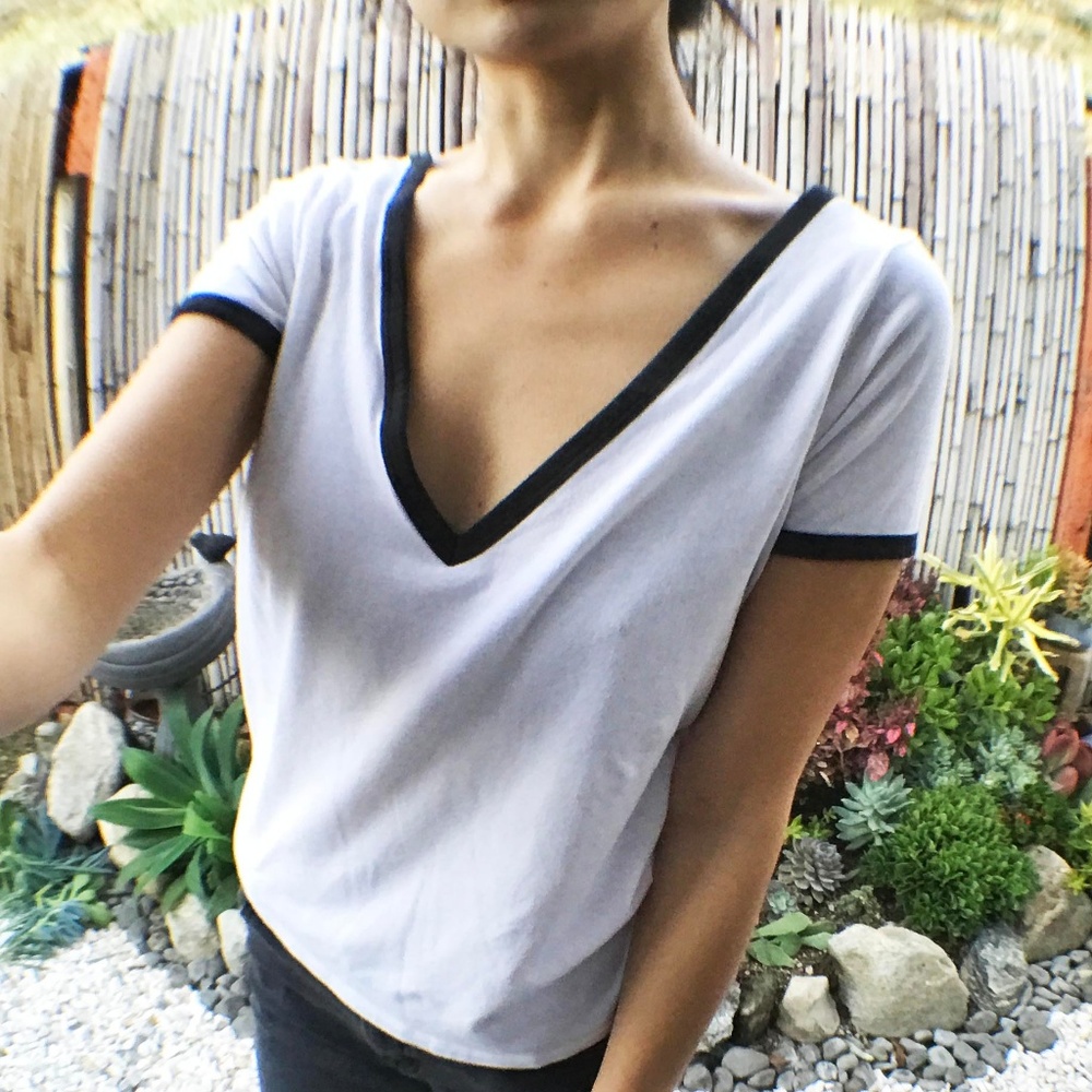 FOREVER 21 || White v-neck top with black outline